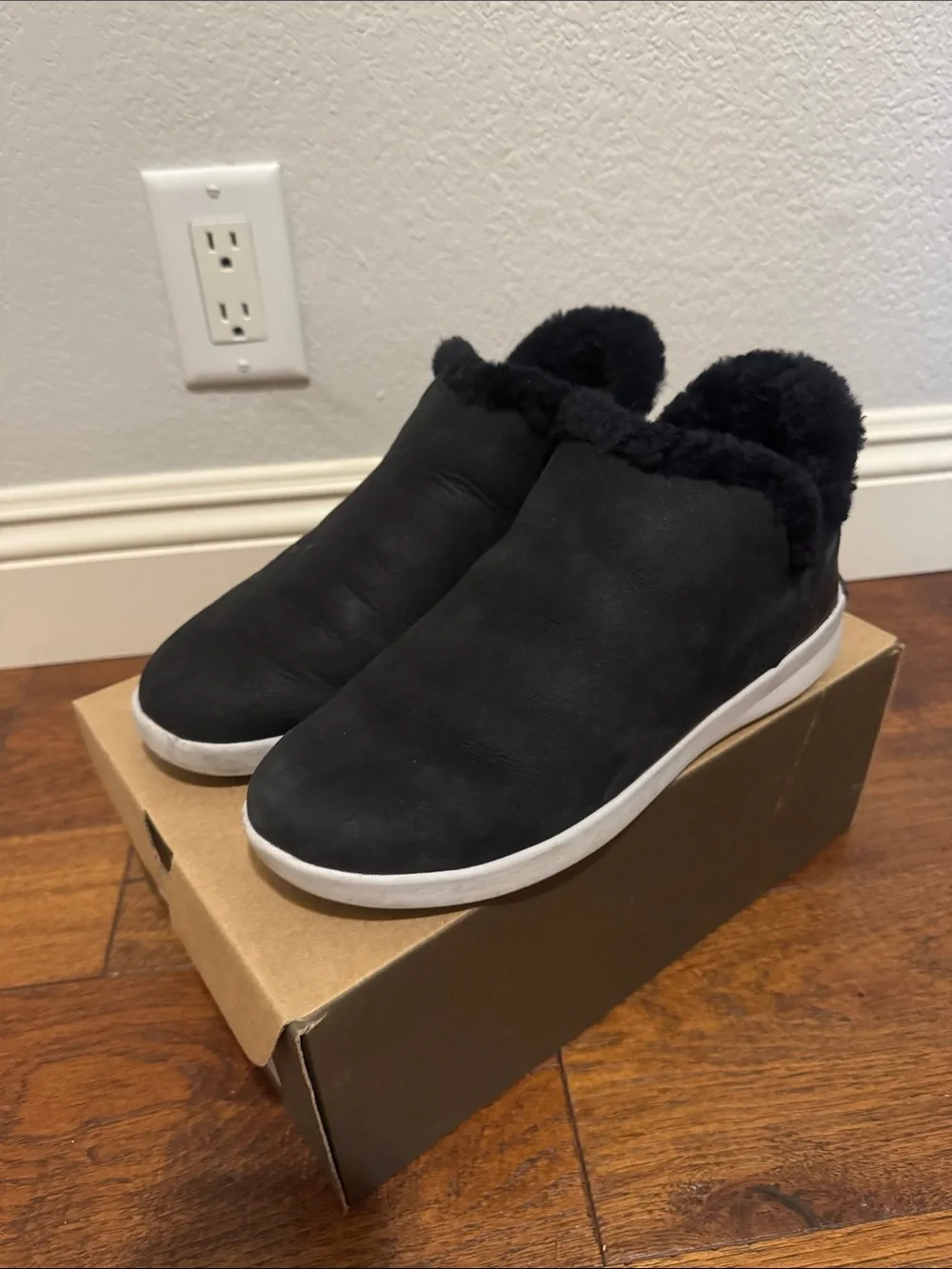 OluKai casual slip